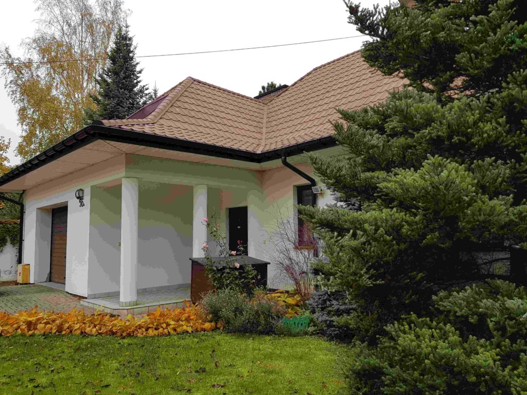 Dom na sprzedaż warszawa białołęka. Wygodny, do zamieszkania, w centrum dzielnicy Białołęka, z dużym ogrodem. Cicha, zielona okolica.